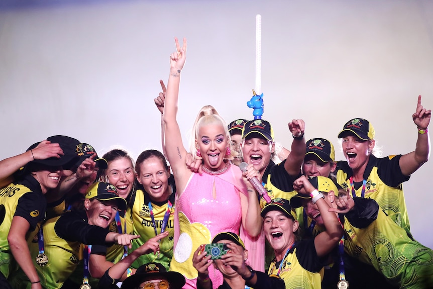 Katy Perry poses with the Australian women's cricket team