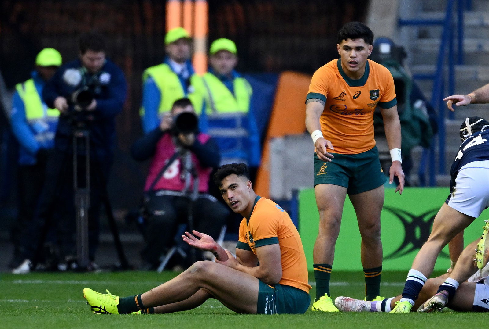 Joseph-Aukuso Suaalii&nbsp;holds his injured arm