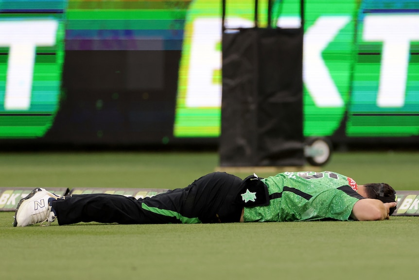 Hilton Cartwright lays motionless on the ground after suffering an injury during a BBL match.
