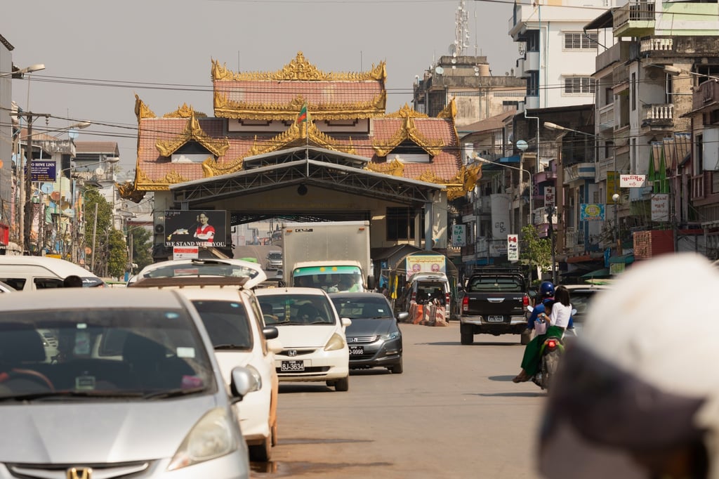 Traffic at the border crossing between Myanmar and Thailand. Photo: Shutterstock Traffic at the border crossing between Myanmar and Thailand. Photo: Shutterstock