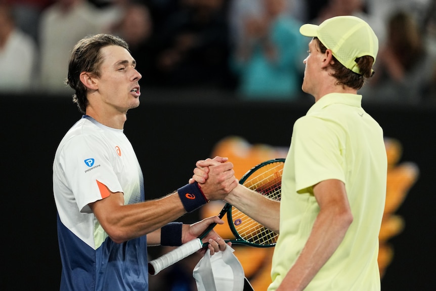Alex de Minaur shakes hands with Jannik Sinner