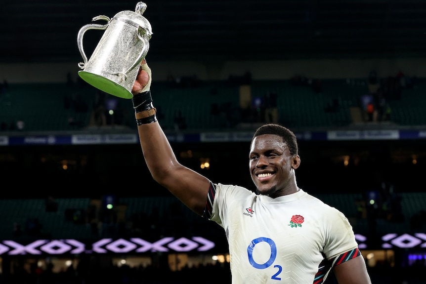 Maro Itoje holds the Calcutta cup