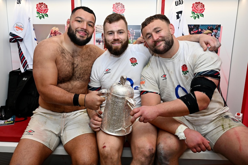 Ellie Genge, Luke Cowan Dickie and Will Stuart hold the Calcutta Cup