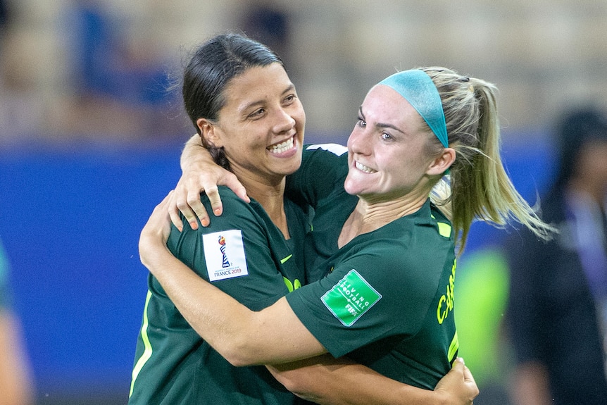 Sam Kerr and Ellie Carpenter hug