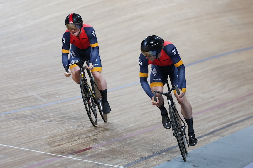 Leigh Hoffman races Tayte Ryan