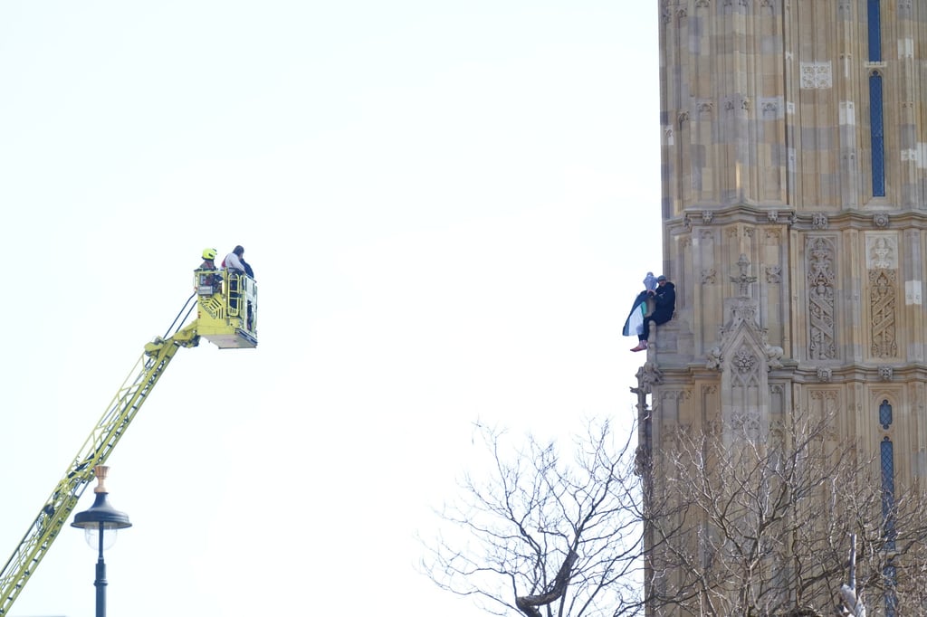 Emergency services workers use a ladder to get closer to a man who climbed up Elizabeth Tower in London on Saturday. Photo: PA Wire via dpa Emergency services workers use a ladder to get closer to a man who climbed up Elizabeth Tower in London on Saturday. Photo: PA Wire via dpa