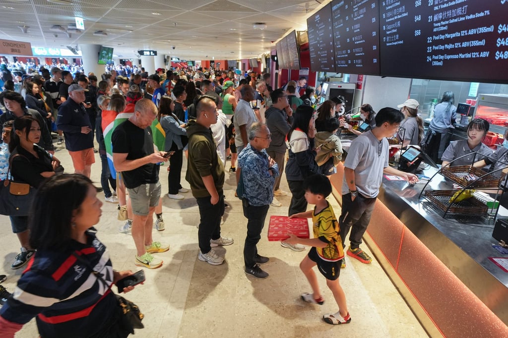 Spectators in the stadium face long queues at food outlets. Photo: Eugene Lee Spectators in the stadium face long queues at food outlets. Photo: Eugene Lee
