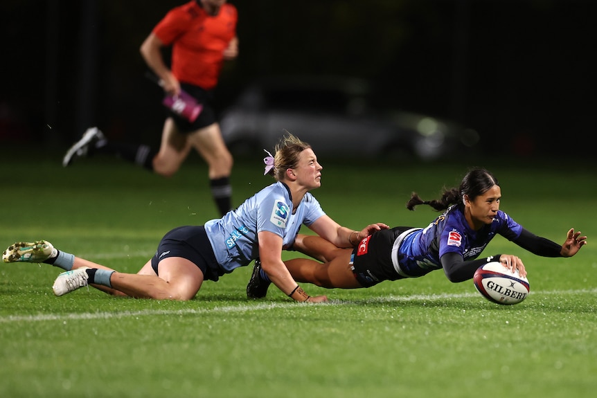 Braxton Sorensen-McGee scores a try
