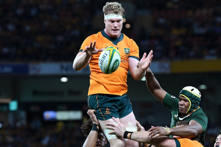 Matt Philip winning a line-out for the Wallabies in 2021.
