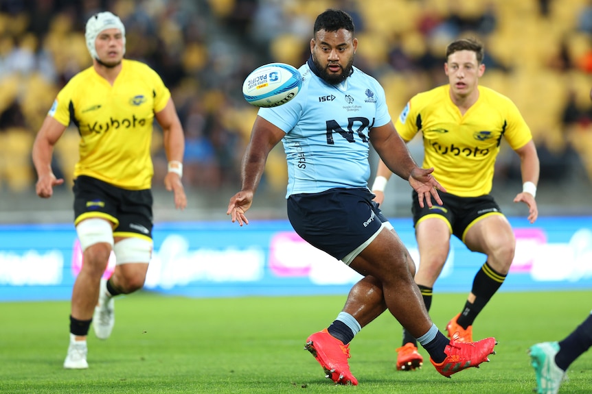 Taniela Tupou passes the ball for Waratahs against Hurricanes.