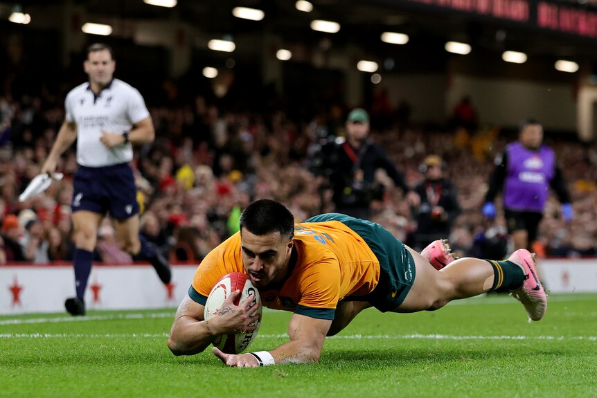 Tom Wright dives over the line
