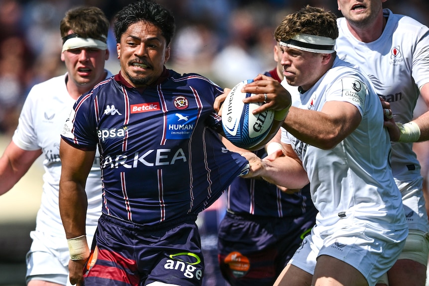 Pete Samu playing for bordeaux Begles.