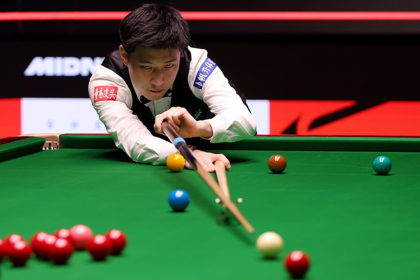 Zhao Xintong competing in the world Snooker Championship final.