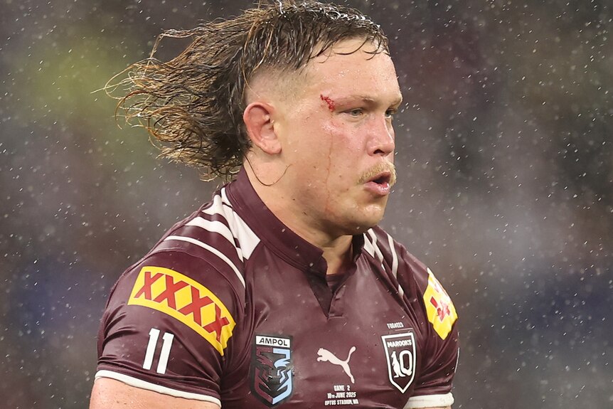 Reuben Cotter runs the ball for Queensland in State of Origin II.