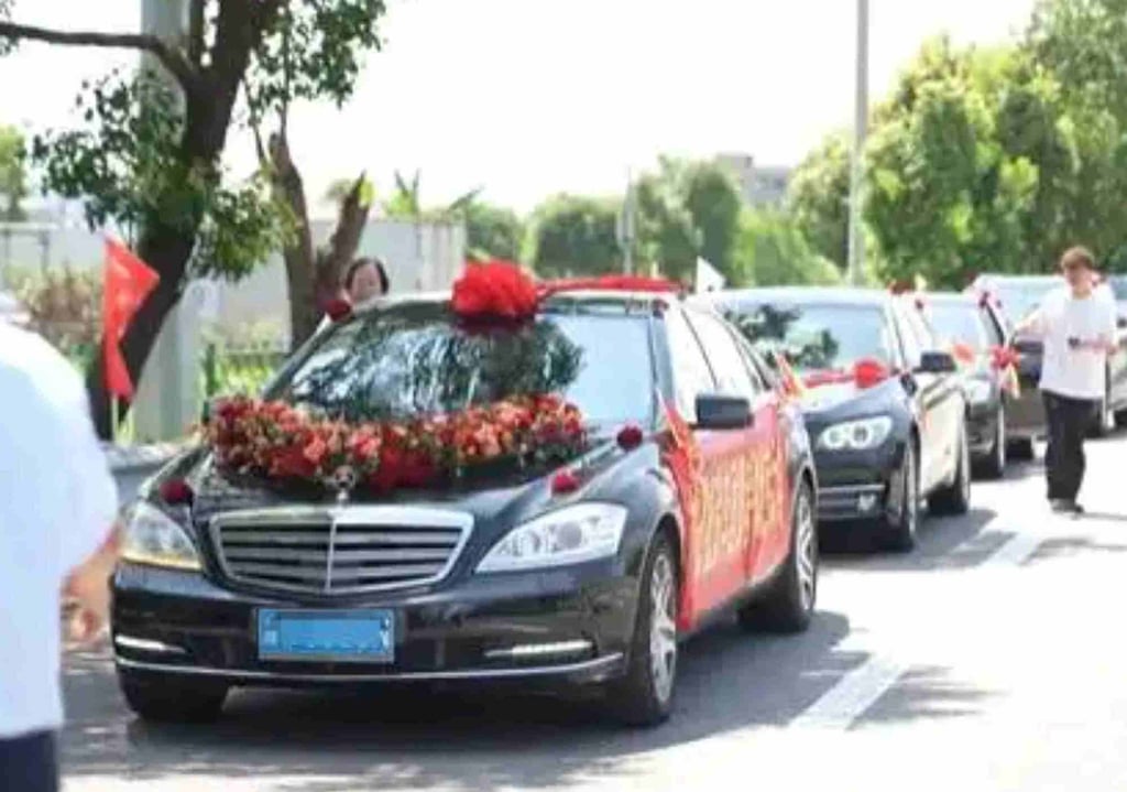 The grand ancestral ceremony included a convoy of flower-decorated luxury cars. Photo: Weibo