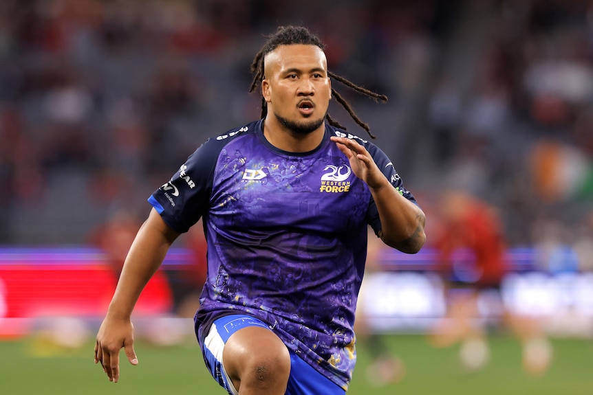 Brandon Paenga-Amosa of the Force warming up by doing sprints