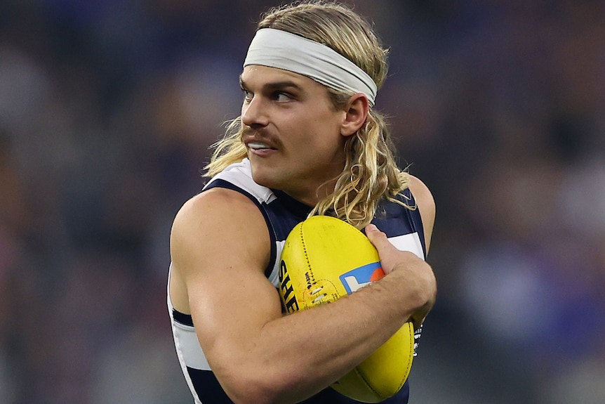 Bailey Smith holds the ball before taking a set-shot.