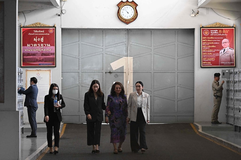 Paetongtarn Shinawatra (right) walks out with her mother Potjaman Na Pombejra (centre) and sister Pintongta Shinawatra Kunakornwong (third from left) after visiting her father, Thailand’s former prime minister Thaksin Shinawatra, at Klong Prem Central Prison in Bangkok on Monday. Photo: AFP Paetongtarn Shinawatra (right) walks out with her mother Potjaman Na Pombejra (centre) and sister Pintongta Shinawatra Kunakornwong (third from left) after visiting her father, Thailand’s former prime minister Thaksin Shinawatra, at Klong Prem Central Prison in Bangkok on Monday. Photo: AFP