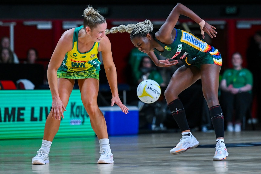 Jamie-Lee Price and Tarle Mathe challenge for the ball in the Diamonds vs Proteas netball Test.