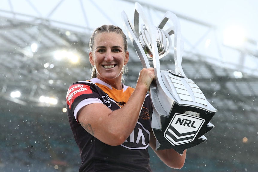 Ali Brigginshaw with the NRLW premiership trophy in 2020.