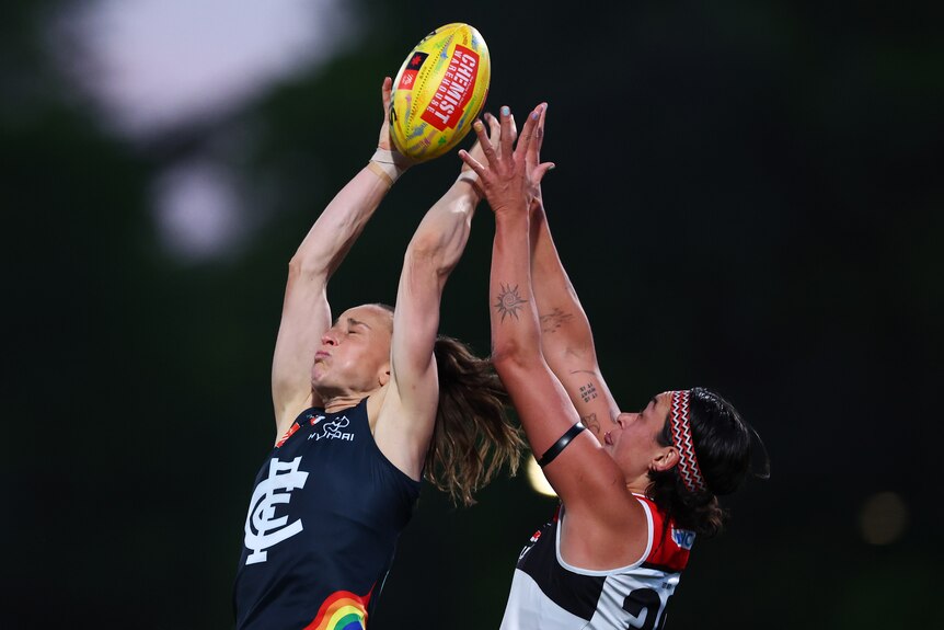 Harriet Cordner of the Blues attempts to mark the ball.