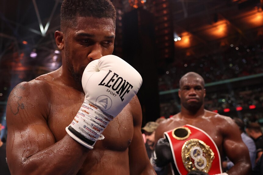 Anthony Joshua wipes his nose