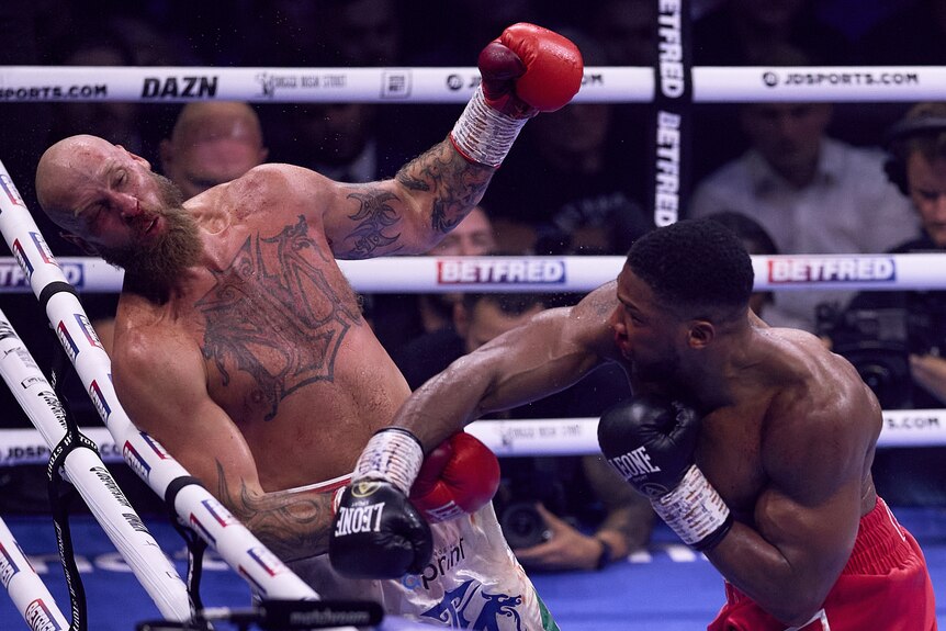 Anthony Joshua knocks out Robert Helenius