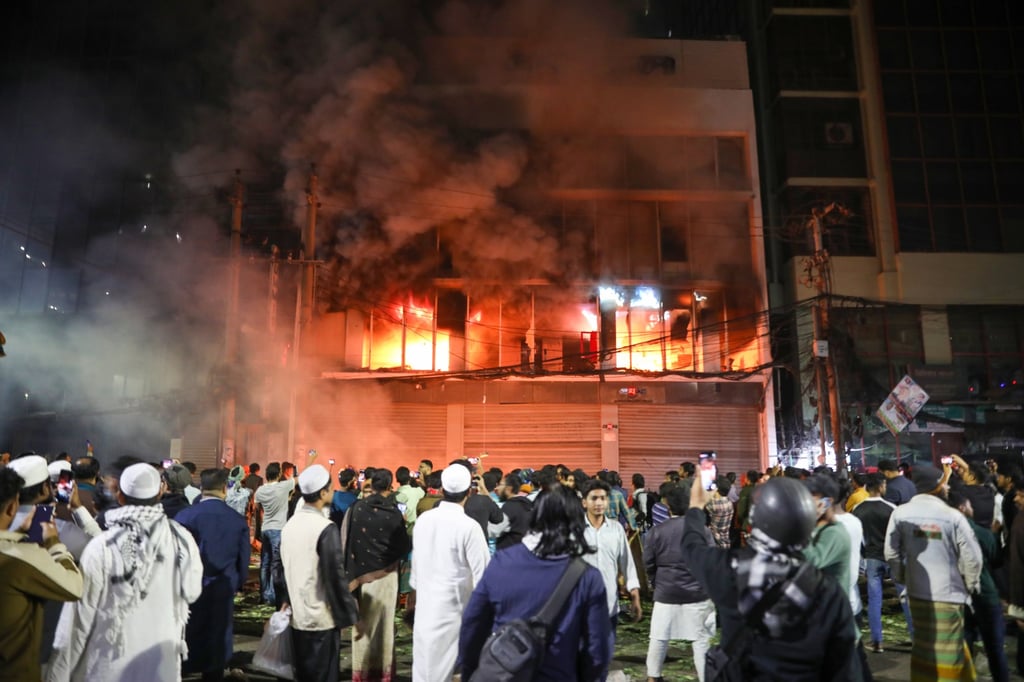 Protesters set fire to a newspaper’s offices early on Friday in Dhaka, Bangladesh. Photo: EPA Protesters set fire to a newspaper’s offices early on Friday in Dhaka, Bangladesh. Photo: EPA