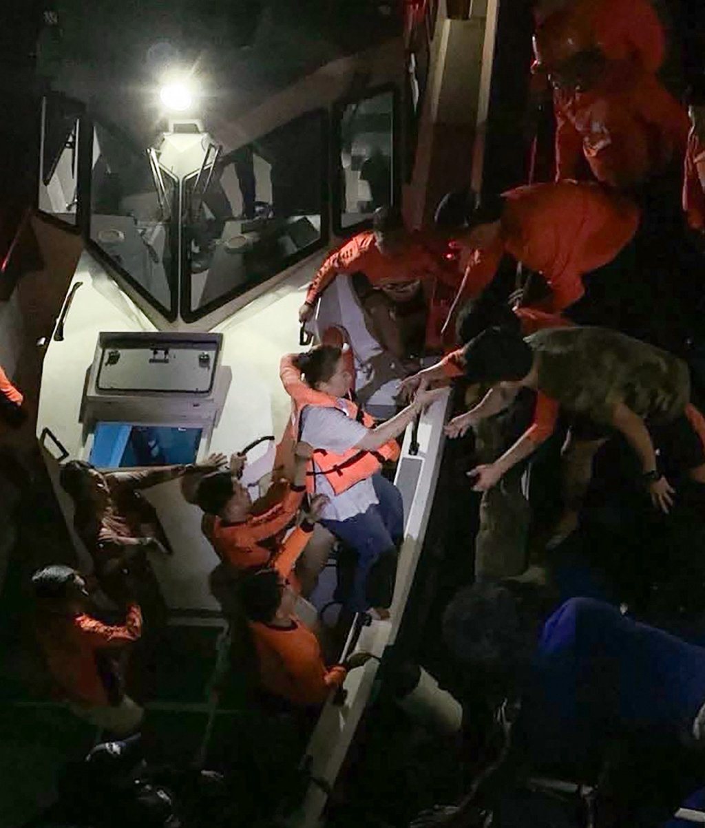 Survivors of the sunken MV Trisha Kerstin 3 are transferred to another ship on Monday. Photo: Philippine Coast Guard/AFP Survivors of the sunken MV Trisha Kerstin 3 are transferred to another ship on Monday. Photo: Philippine Coast Guard/AFP