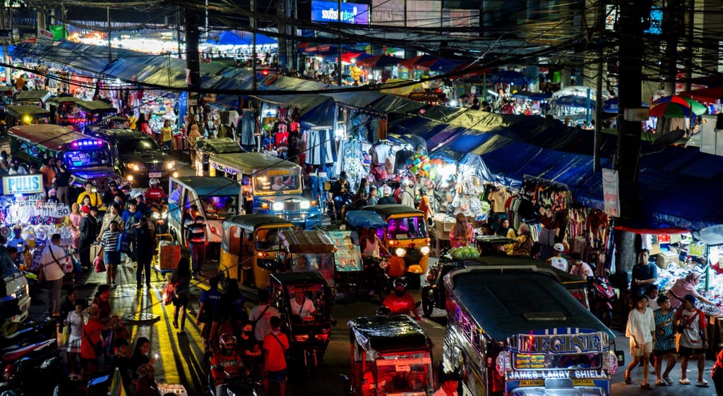Commuters head home in the evening in Manila. Photo: Reuters