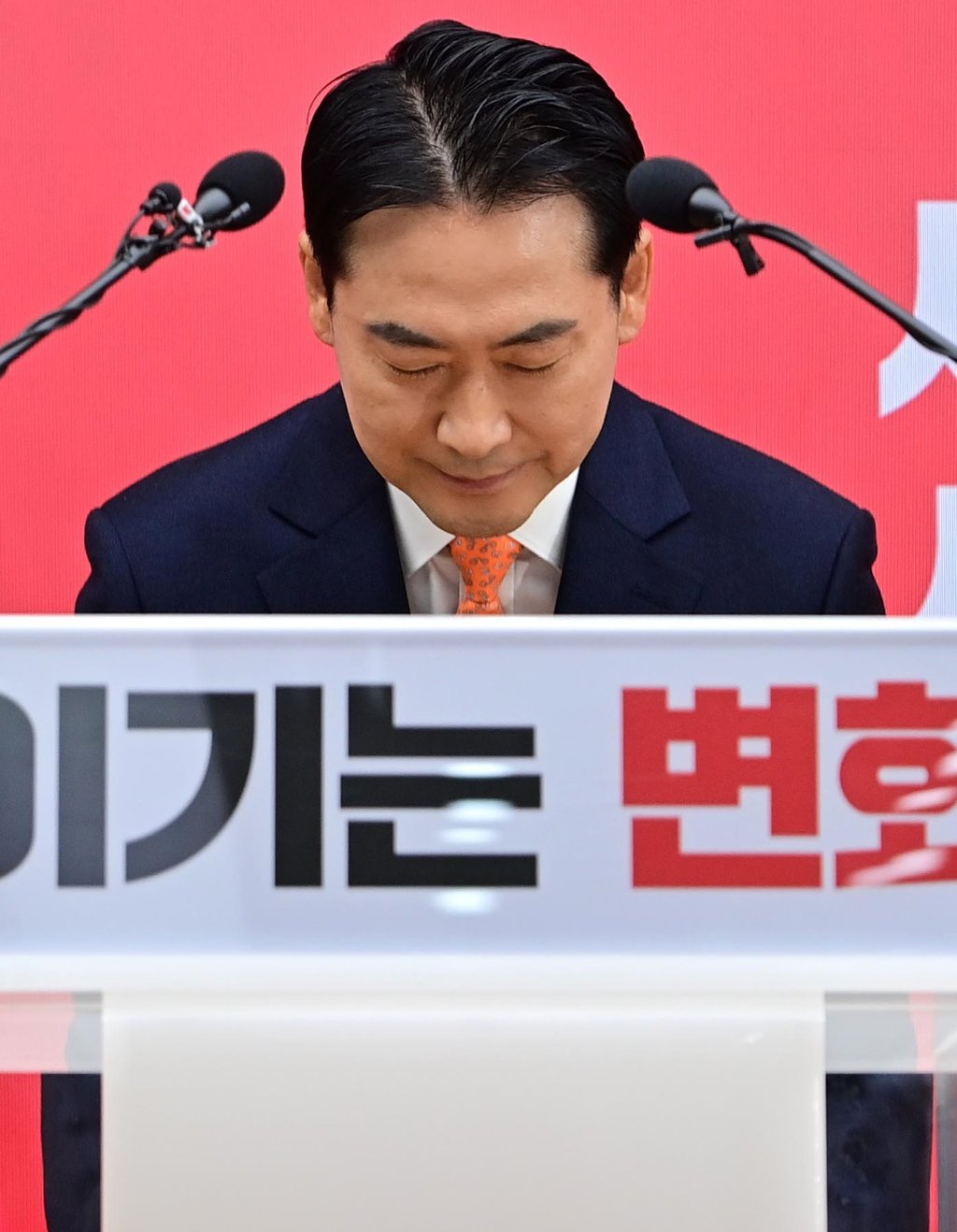 Jang Dong-hyuk, leader of South Korea’s main opposition People Power Party, bows during a news conference in Seoul on Wednesday. Photo: Yonhap/EPA Jang Dong-hyuk, leader of South Korea’s main opposition People Power Party, bows during a news conference in Seoul on Wednesday. Photo: Yonhap/EPA