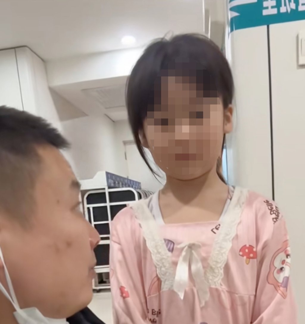 San Mengru stands beside her sick father while he receives treatment in hospital. Photo: Douyin