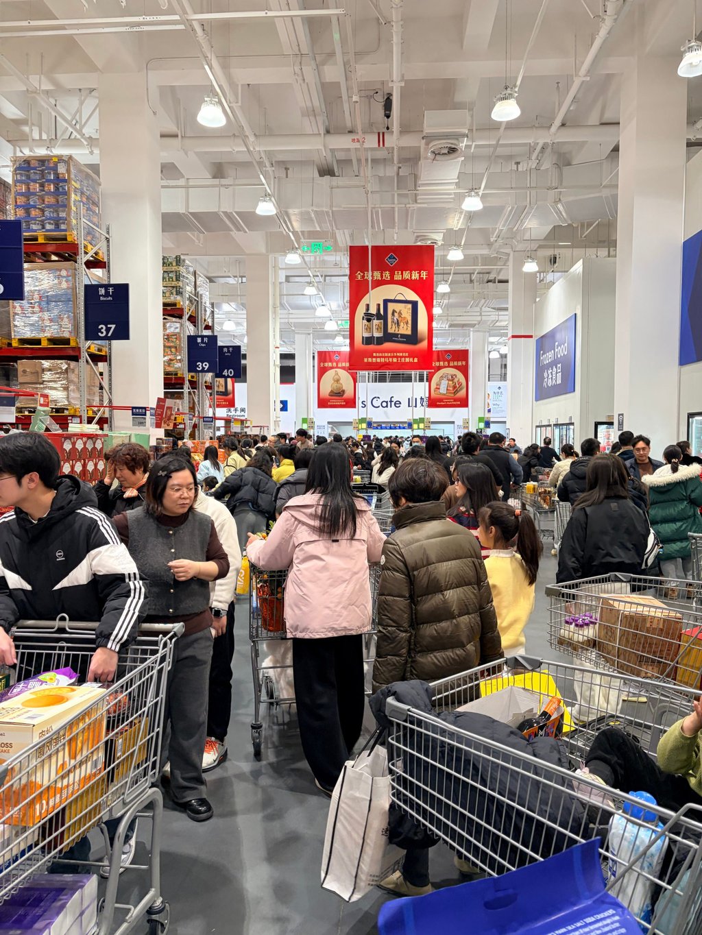 Shoppers at Sam’s Club in Kunshan, Jiangsu province on February 7. Photo: Weibo