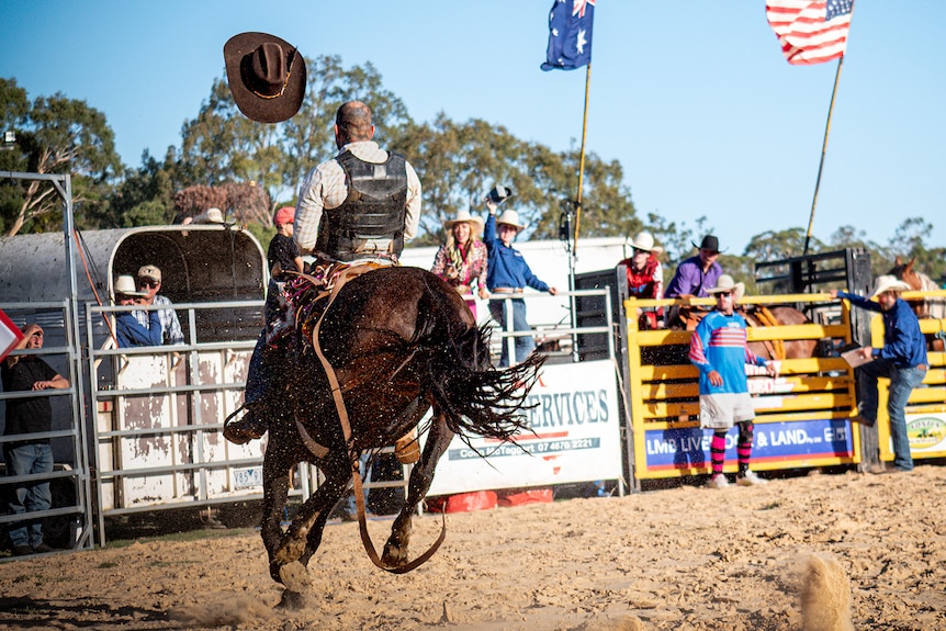A cowboy loses his hat during a saddle bronc run.