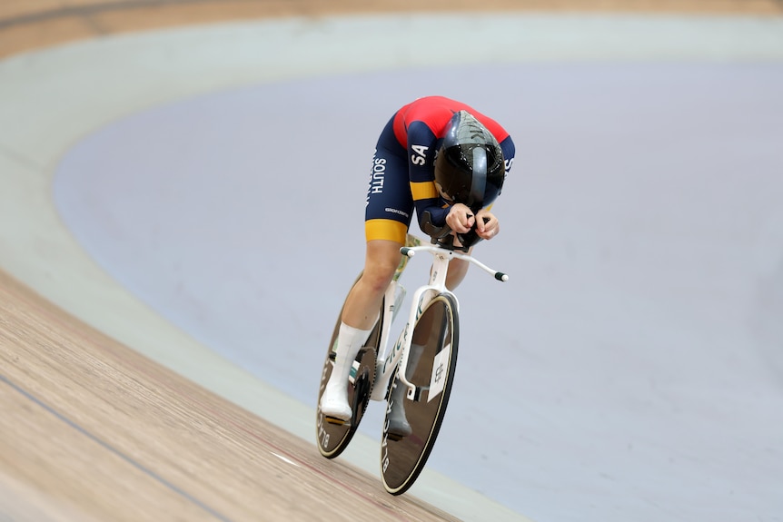 Sophie Edwards rides in time trial position