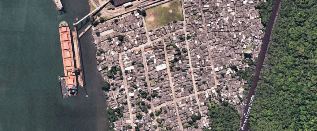 A satellite image of a neighborhood right next to a docked container ship in the Baixada Santista region of Brazil.