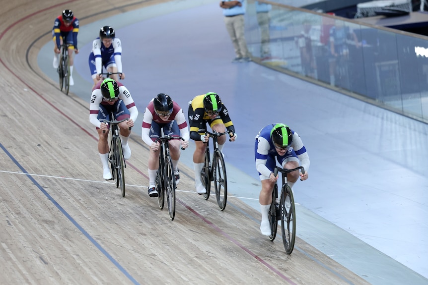 Alessia McCaig leads the keirin field (2)