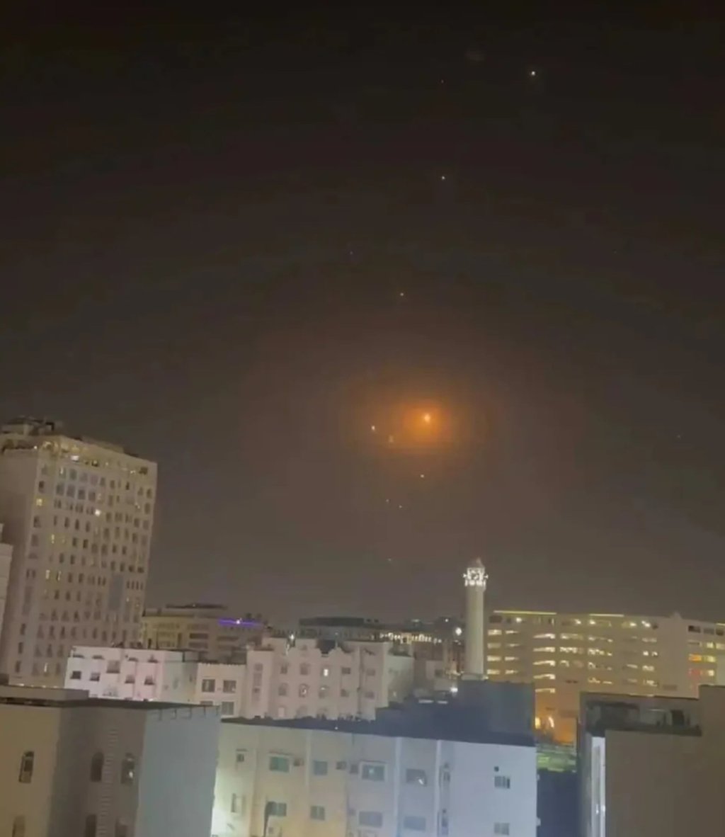 A missile lights up the night sky in Doha as conflict rages in the Middle East. Photo: QQ.com