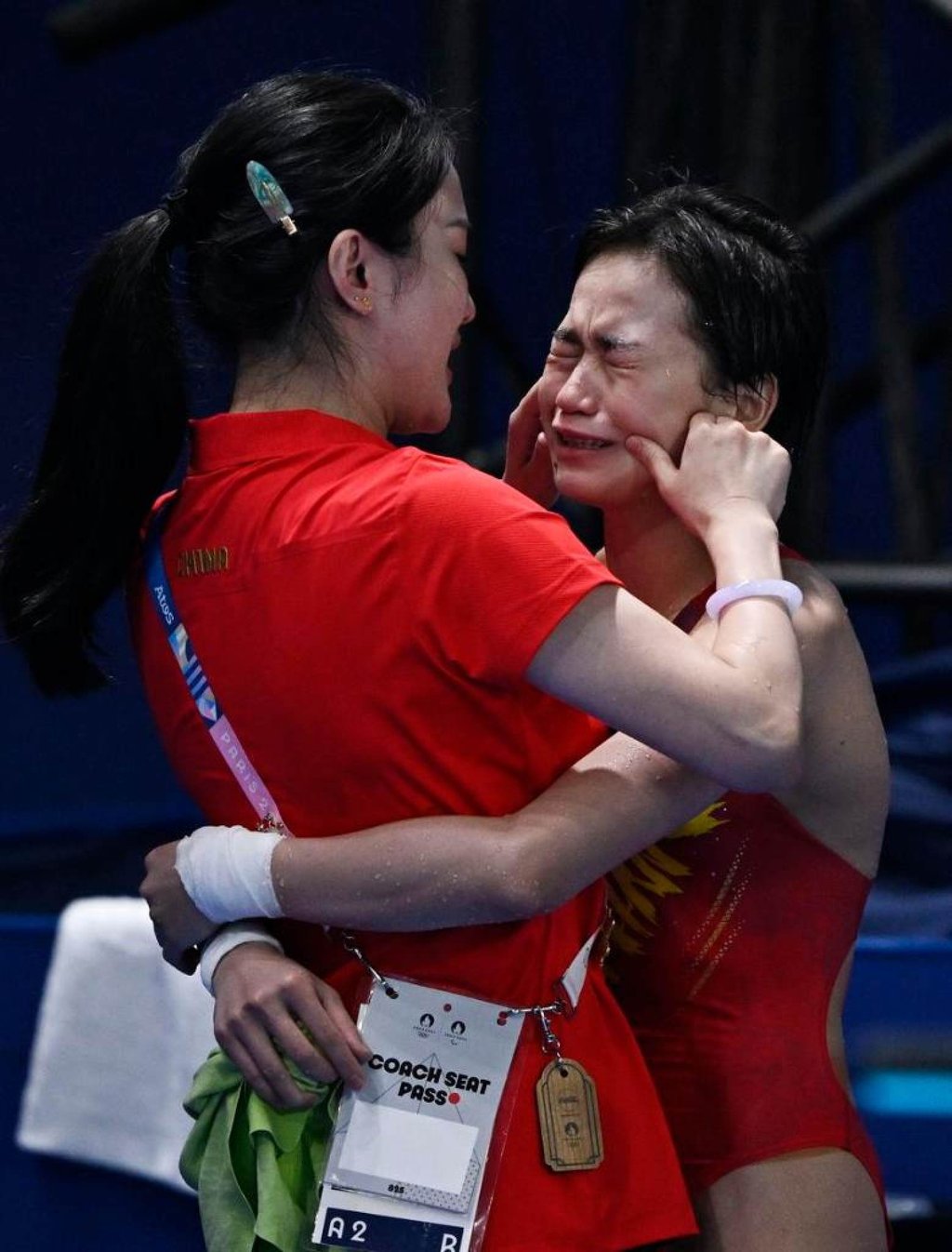 An emotional Quan Hongchan hugs her coach Chen Ruolin after winning the women’s 10m platform event at the Paris Olympic Games in 2024. Photo: Xinhua