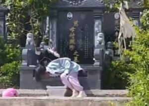 Chinese girl insists on remaining by grandparents’ tombs; her nearby vigil moves many