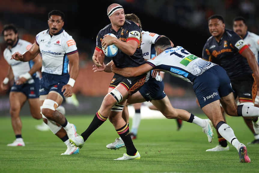 Kaylum Boshier runs with the ball forthe chiefs against the Waratahs.