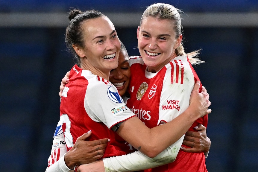 Caitlin Foord celebrates with Arsenal teammates Taylor Hinds and Alessia Russo.