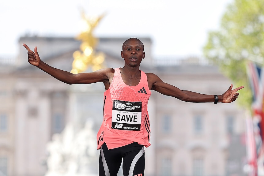 Sabastian Sawe holds out his hands