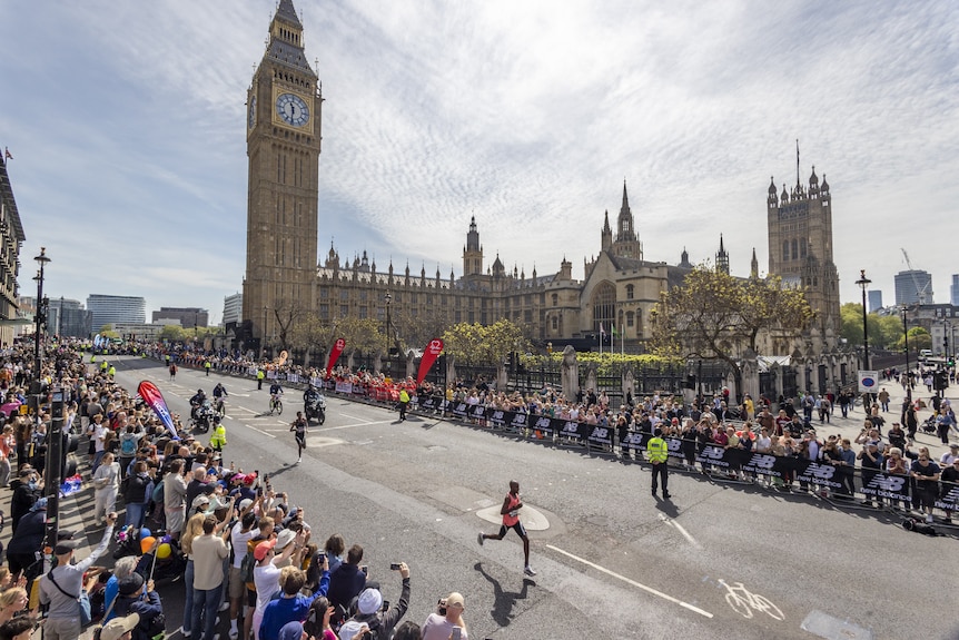 Sabastian Sawe runs past Big Ben in London