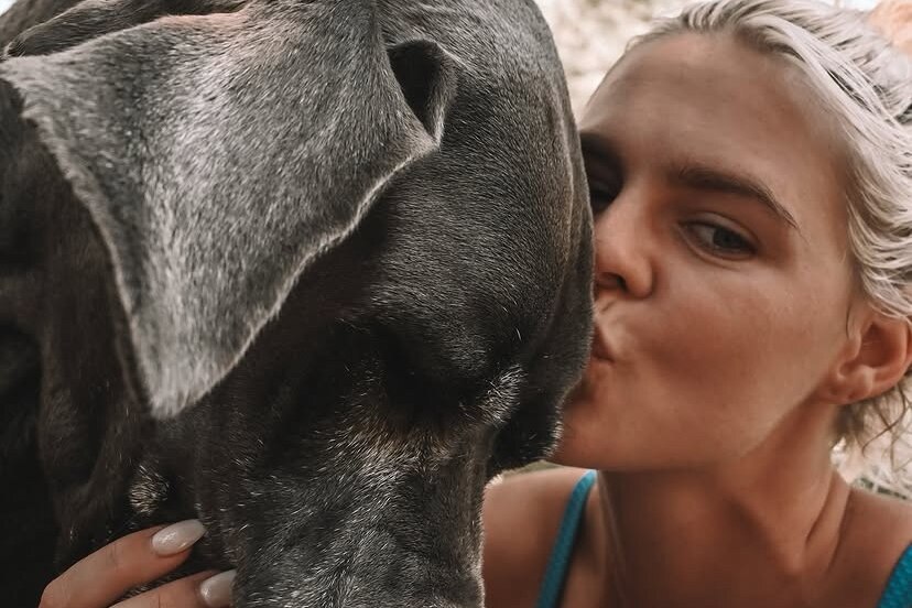 Shayna Jack kisses her dog Hugo