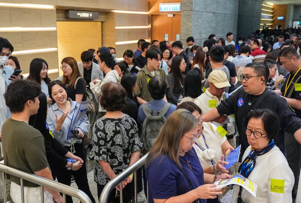 Buyers queue to buy flats at the Lime Spark project on Saturday. Photo: Eugene Lee Buyers queue to buy flats at the Lime Spark project on Saturday. Photo: Eugene Lee
