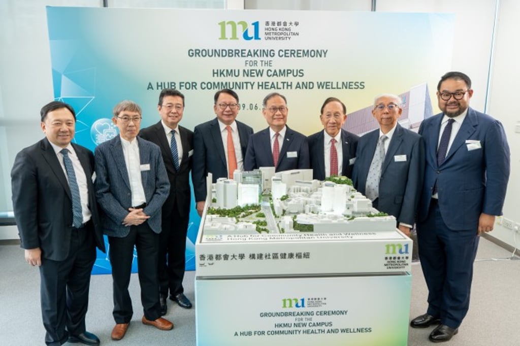 Group photo of the guests and a 3D model of the new campus development project. Group photo of the guests and a 3D model of the new campus development project.