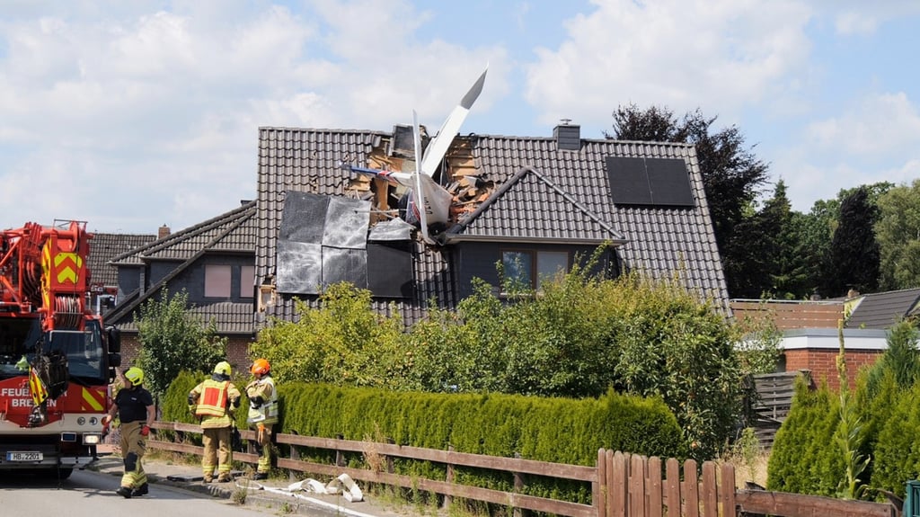 Emergency services work at the scene after a small plane crashed into the roof of a house in Ganderkesee, Germany, on Saturday. Photo: dpa via AP Emergency services work at the scene after a small plane crashed into the roof of a house in Ganderkesee, Germany, on Saturday. Photo: dpa via AP