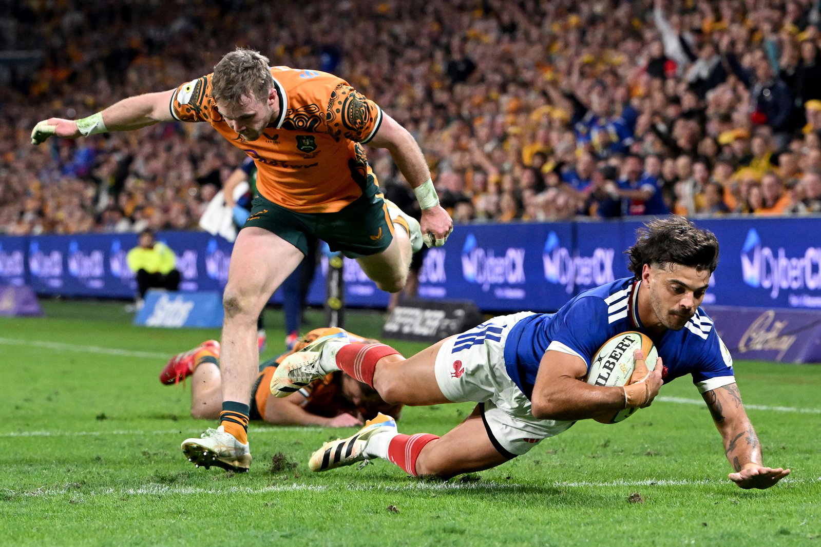 France scores a try against the Wallabies.