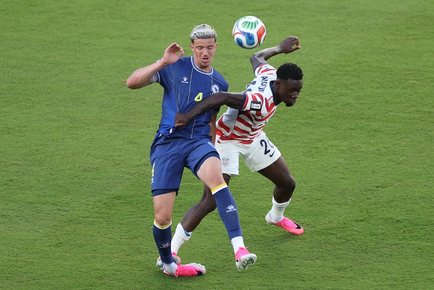 Folarin Balogun steps on Tarik Muharemovic's ankle
